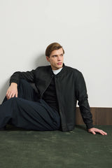 Chaqueta bomber minimalista elegante negra para hombre