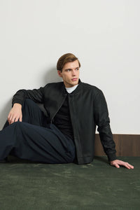 Chaqueta bomber minimalista elegante negra para hombre
