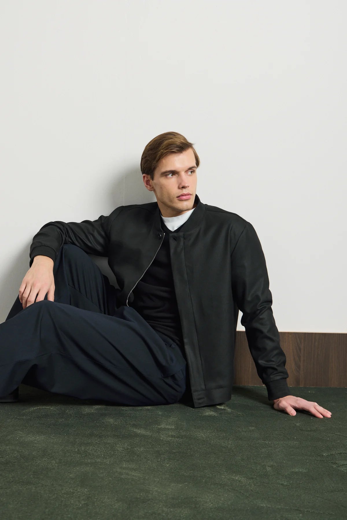 Chaqueta bomber minimalista elegante negra para hombre