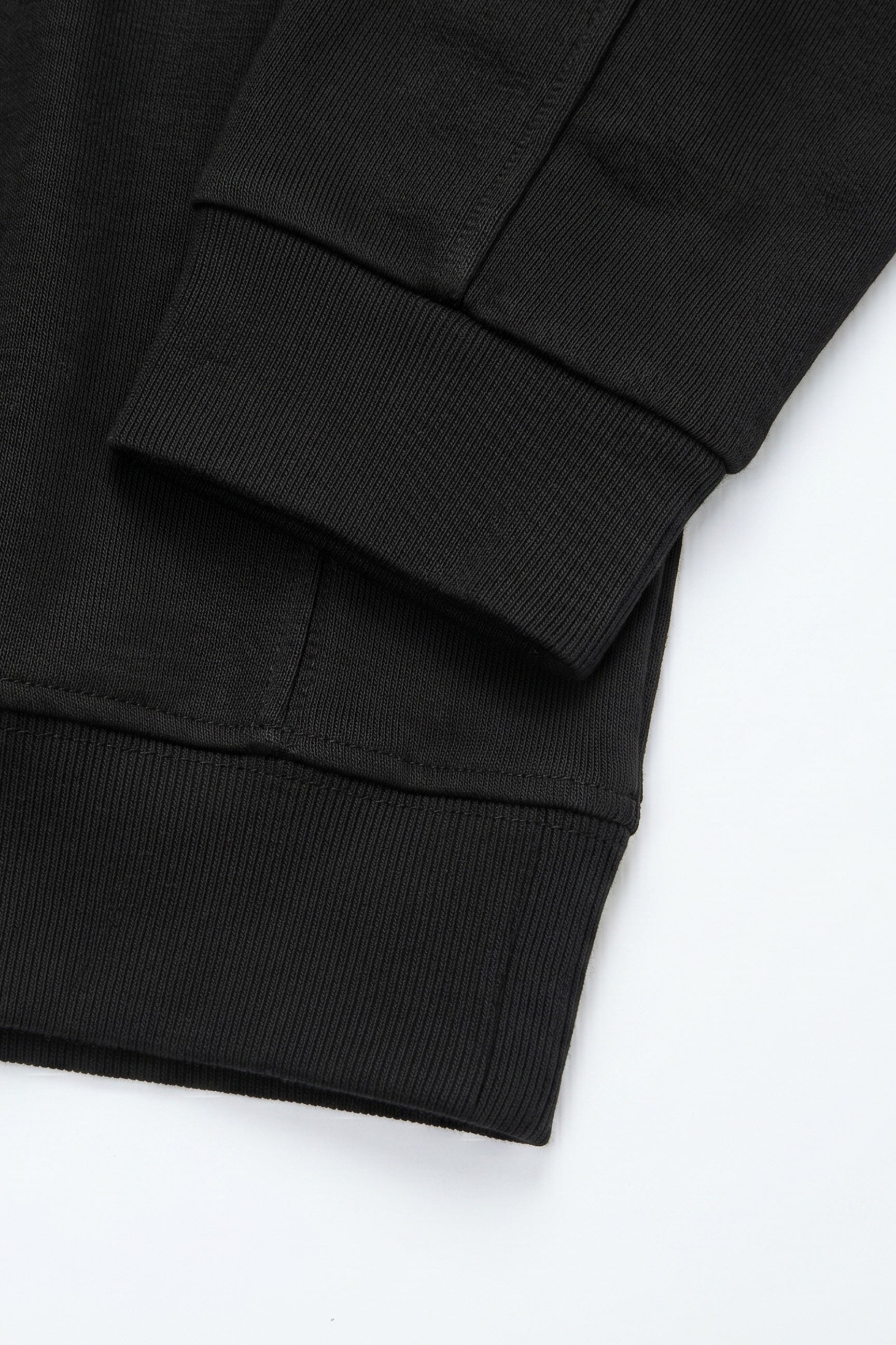 Sudadera negra de hombre con cremallera de un cuarto, mezcla de algodón y cuello alto.