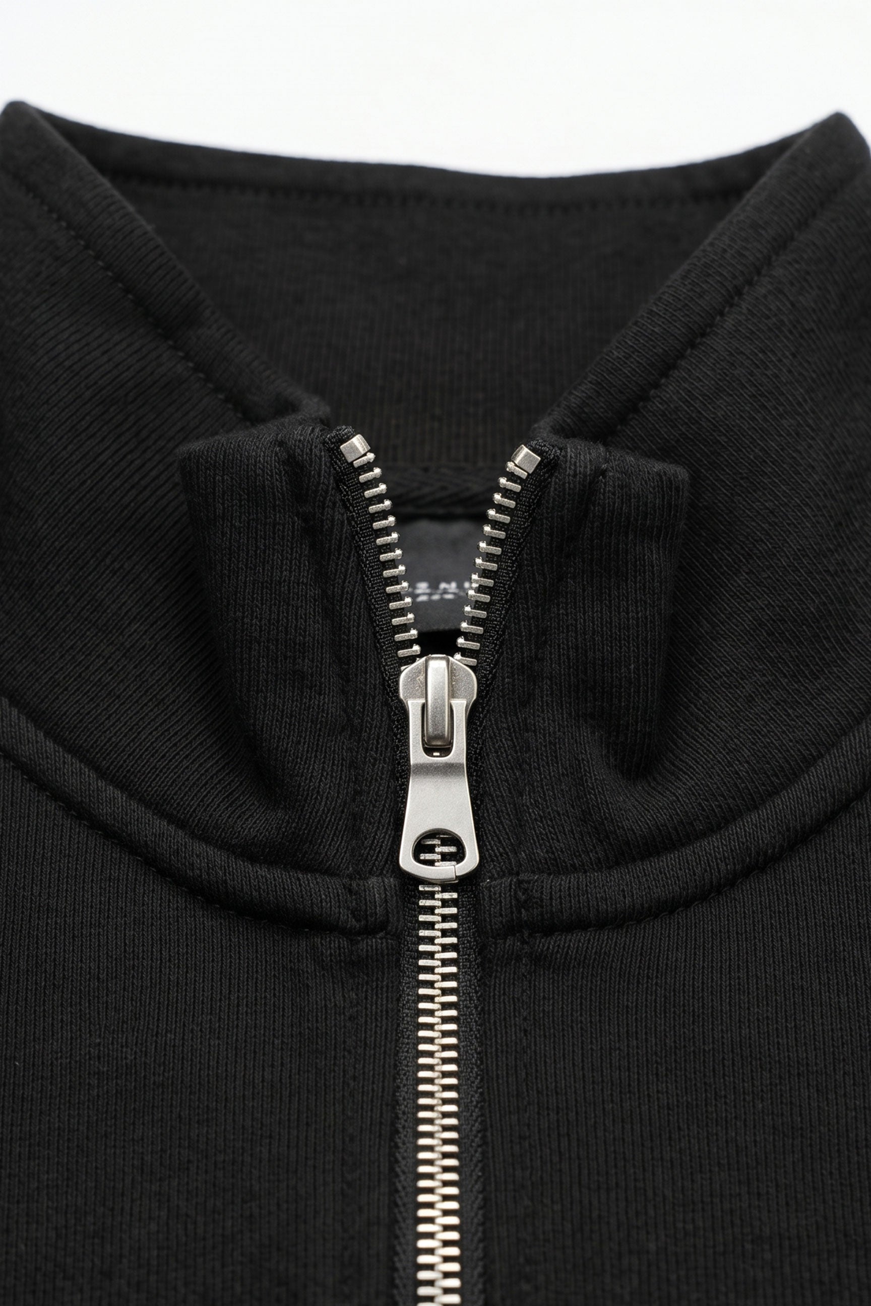 Sudadera negra de hombre con cremallera de un cuarto, mezcla de algodón y cuello alto.