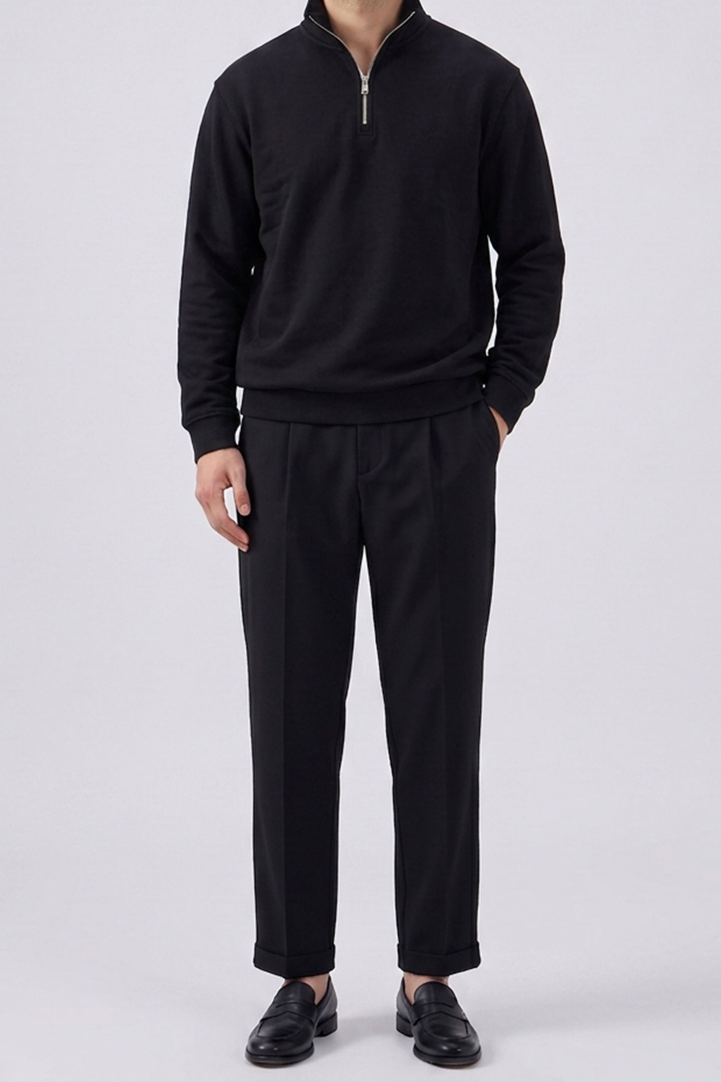 Sudadera negra de hombre con cremallera de un cuarto, mezcla de algodón y cuello alto.