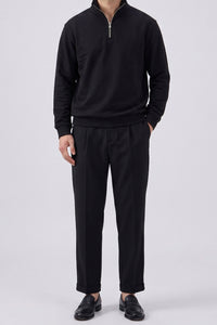 Sudadera negra de hombre con cremallera de un cuarto, mezcla de algodón y cuello alto.