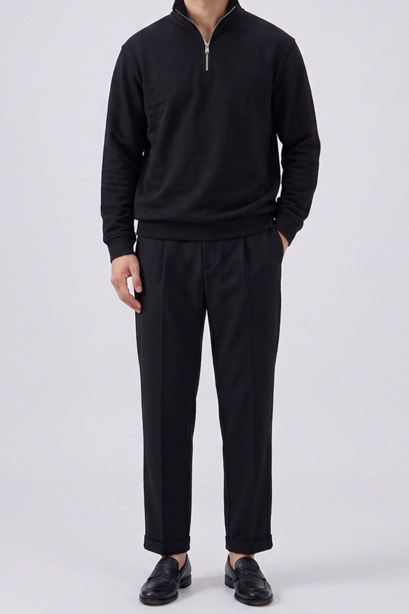 Sudadera negra de hombre con cremallera de un cuarto, mezcla de algodón y cuello alto.