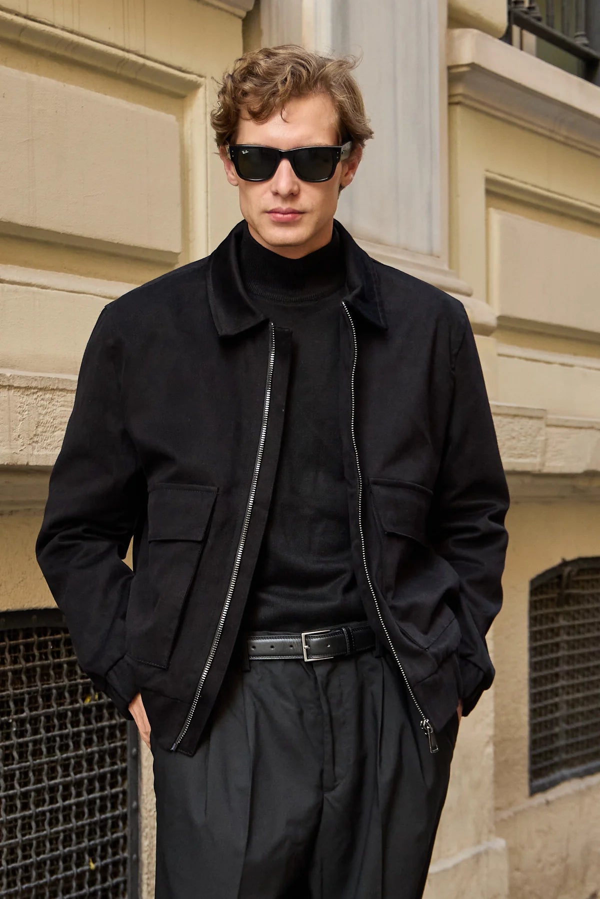 Chaqueta bomber ligera acolchada con cremallera para hombre, color negro.