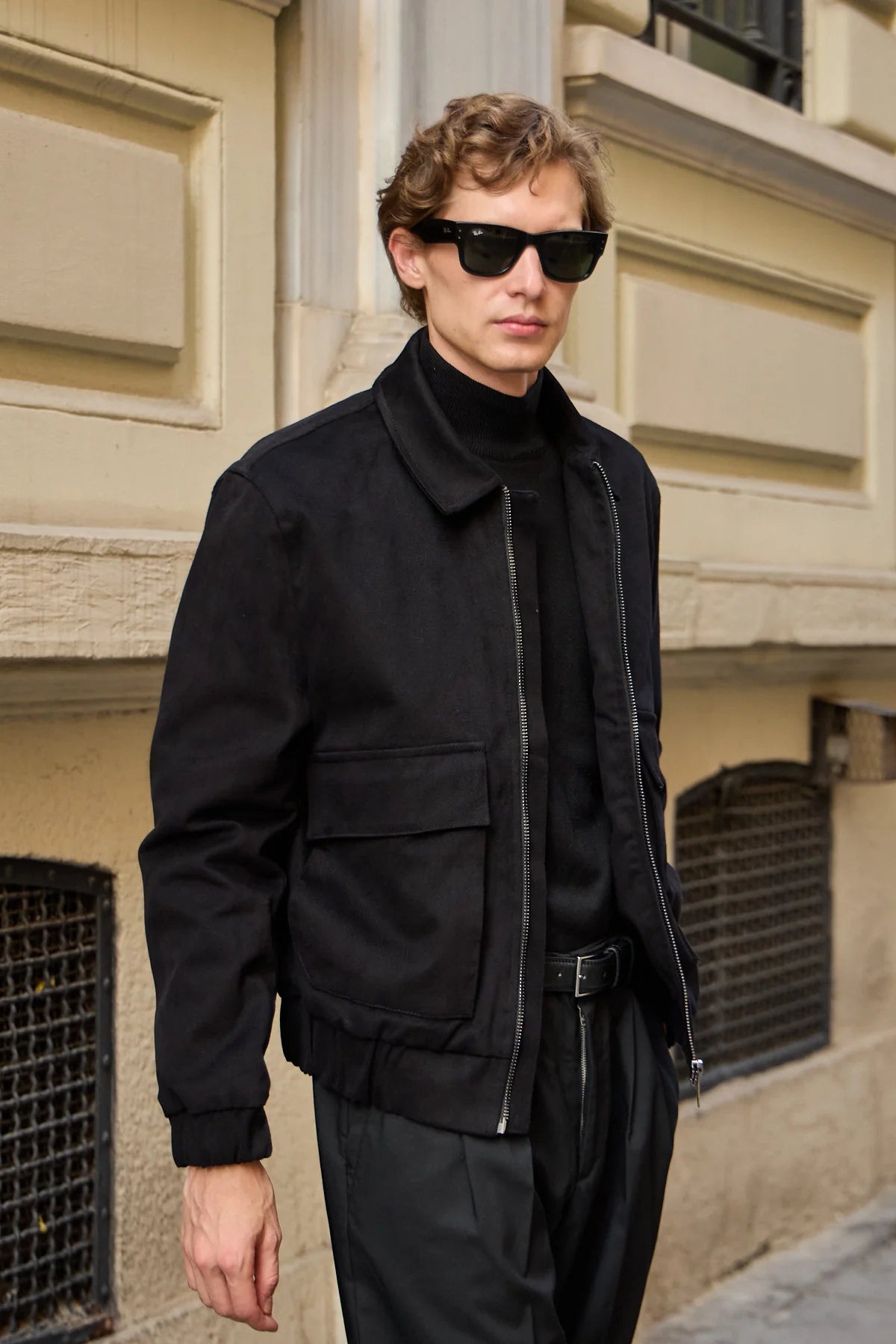 Chaqueta bomber ligera acolchada con cremallera para hombre, color negro.