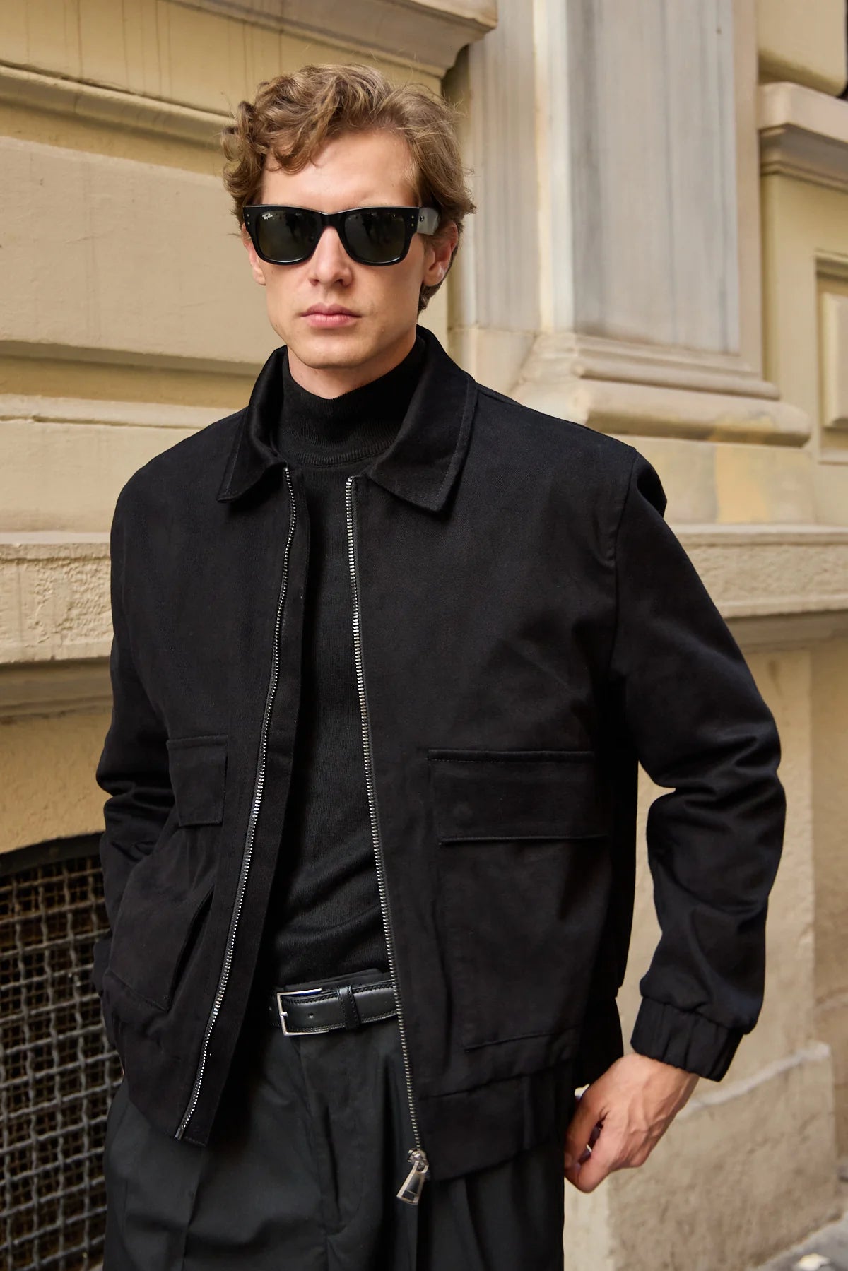 Chaqueta bomber ligera acolchada con cremallera para hombre, color negro.