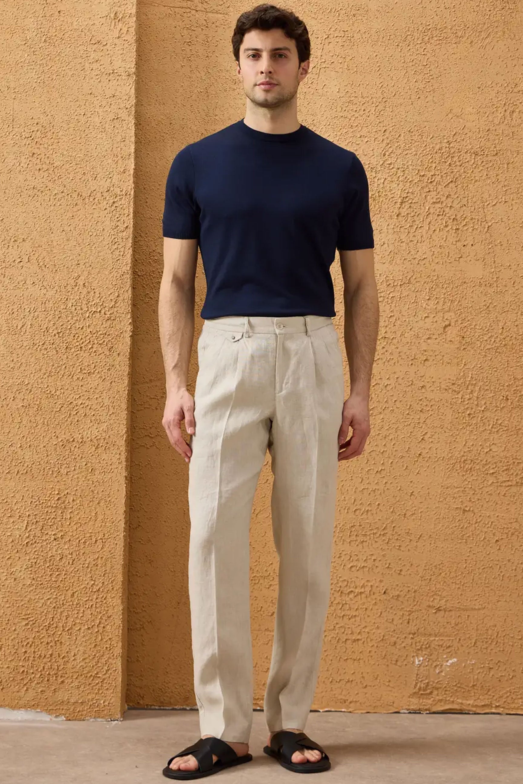 Conjunto de chaqueta de lino negra con cremallera y pantalón beige para hombre, elegante e informal, ideal para el verano.