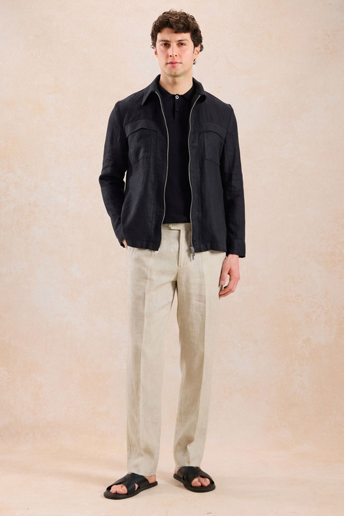 Conjunto de chaqueta de lino negra con cremallera y pantalón beige para hombre, elegante e informal, ideal para el verano.