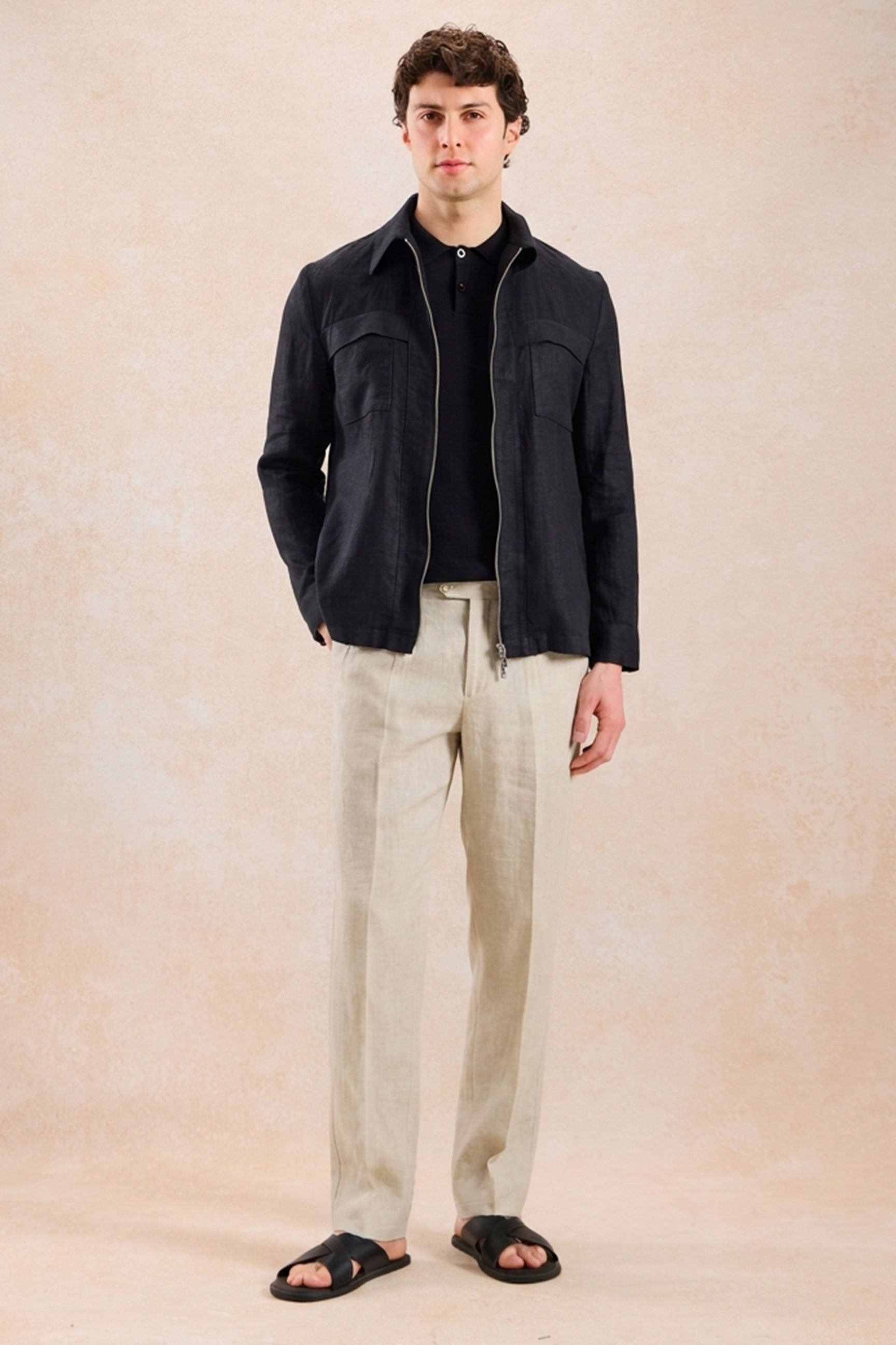 Conjunto de chaqueta de lino negra con cremallera y pantalón beige para hombre, elegante e informal, ideal para el verano.