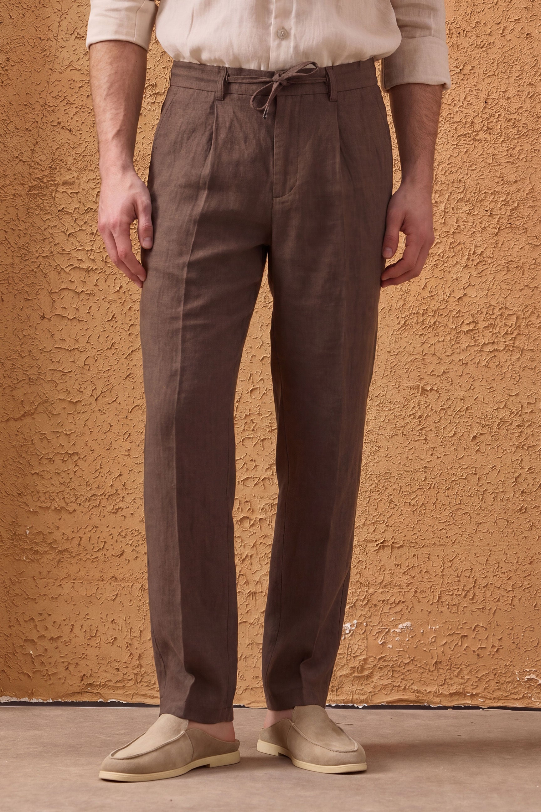 Conjunto de chaqueta de lino negra con cremallera y pantalón marrón para hombre, elegante e informal, ideal para el verano.