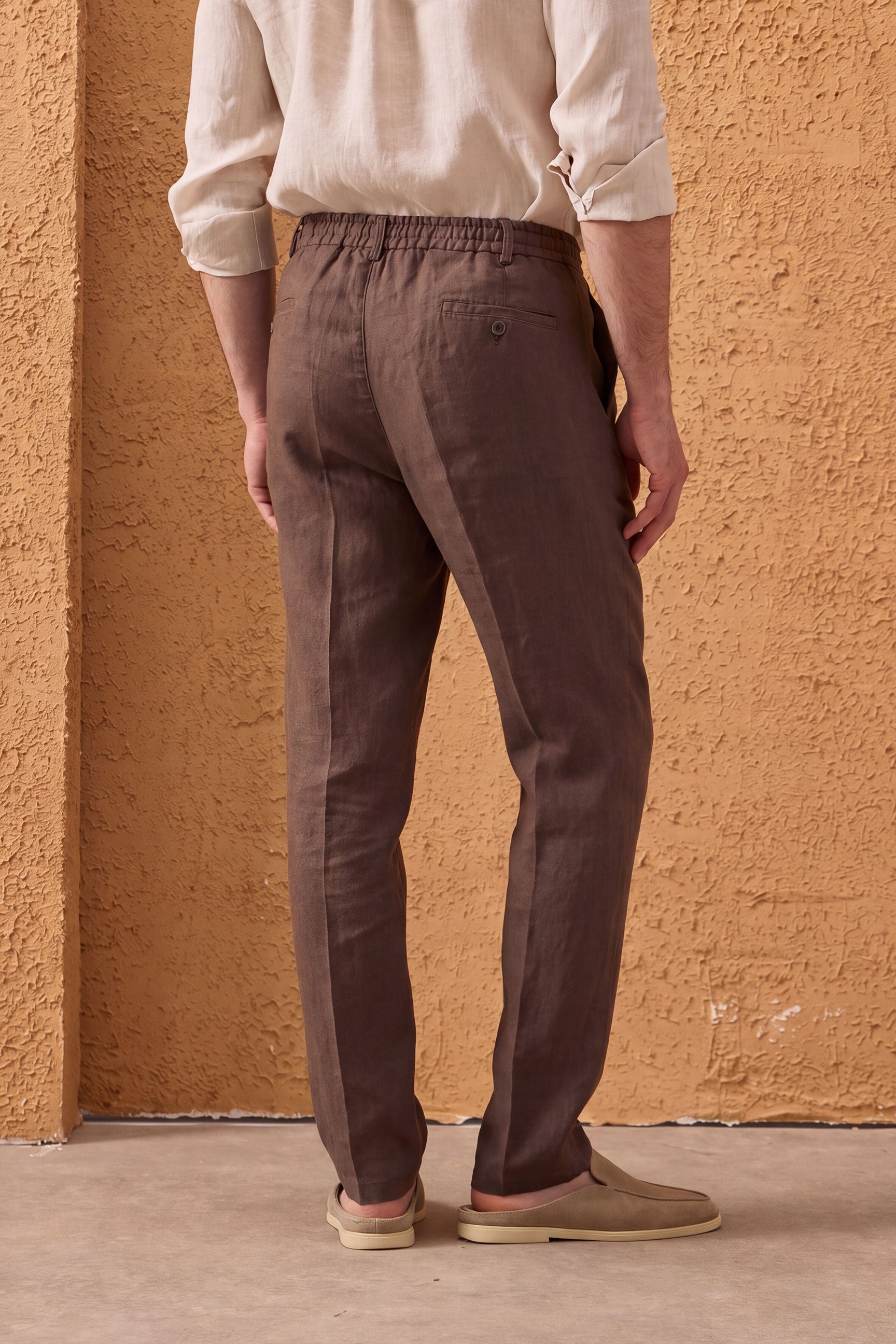 Conjunto de chaqueta de lino negra con cremallera y pantalón marrón para hombre, elegante e informal, ideal para el verano.