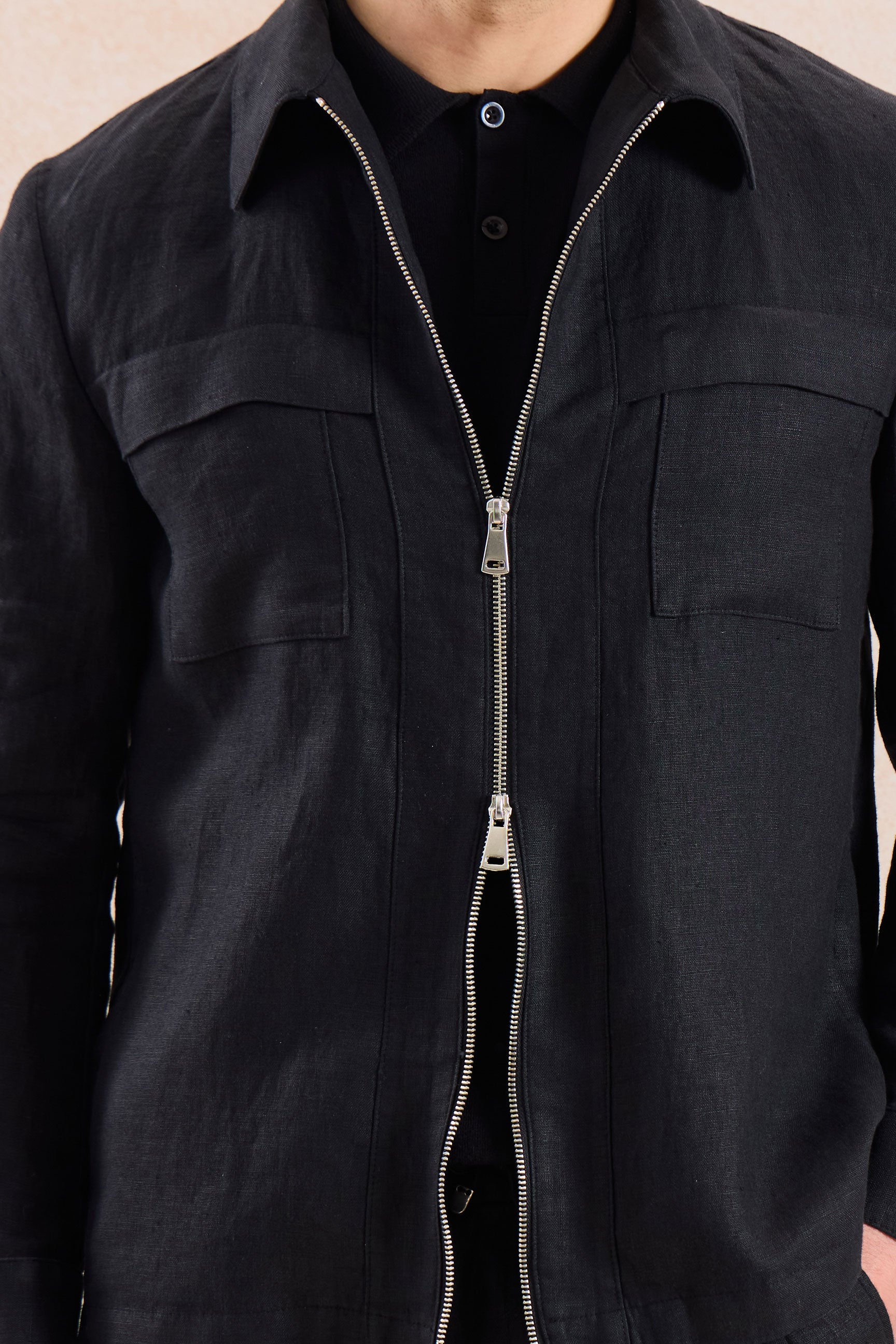 Conjunto de chaqueta de lino negra con cremallera y pantalón marrón para hombre, elegante e informal, ideal para el verano.