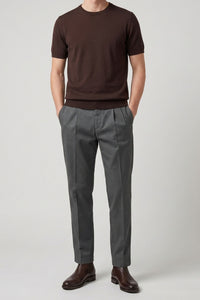 Camiseta de punto marrón para hombre, corte regular, cuello redondo, manga corta.