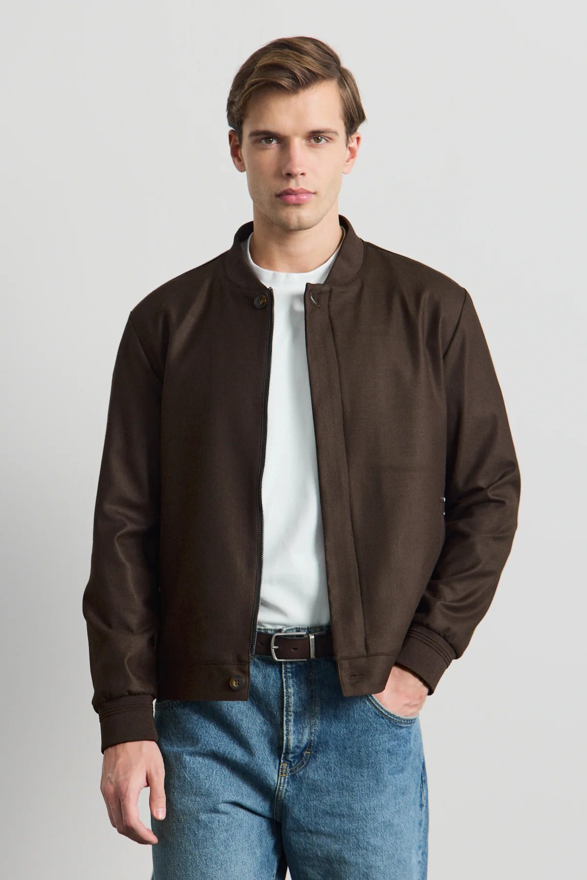 Chaqueta bomber minimalista elegante para hombre, color marrón.
