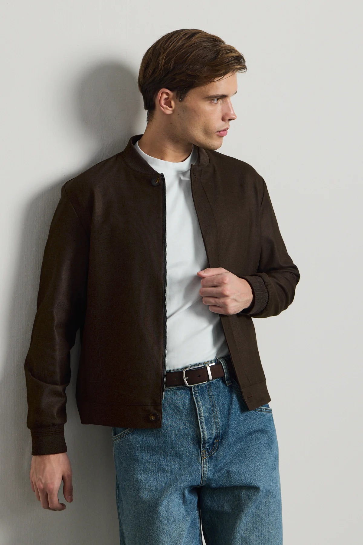 Chaqueta bomber minimalista elegante para hombre, color marrón.