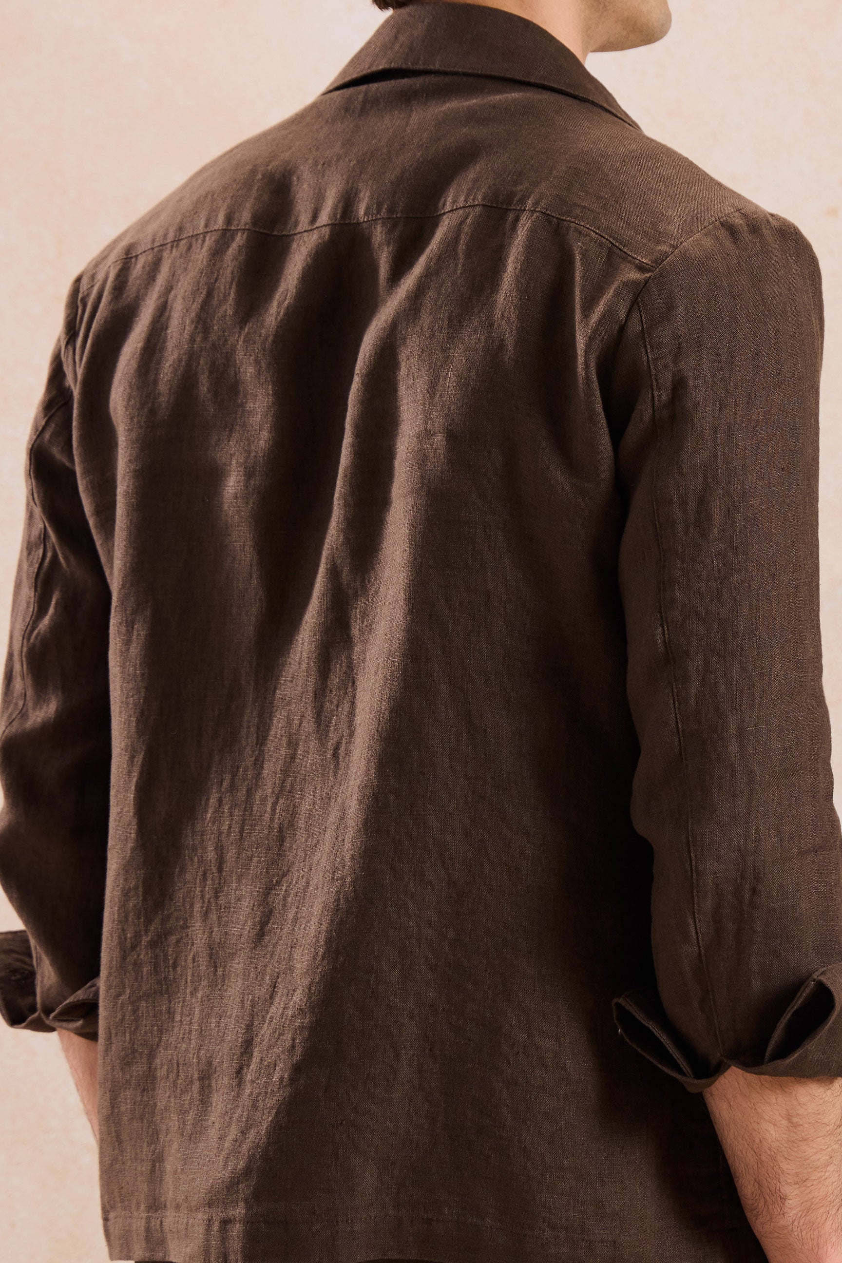 Conjunto de chaqueta de lino marrón con cremallera y pantalón beige para hombre, elegante e informal, ideal para el verano.