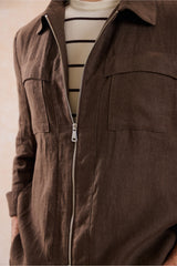 Conjunto de chaqueta de lino marrón con cremallera y pantalón beige para hombre, elegante e informal, ideal para el verano.