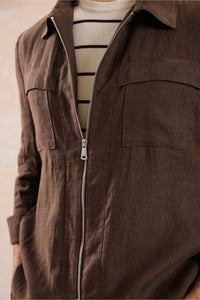 Conjunto de chaqueta de lino marrón con cremallera y pantalón beige para hombre, elegante e informal, ideal para el verano.