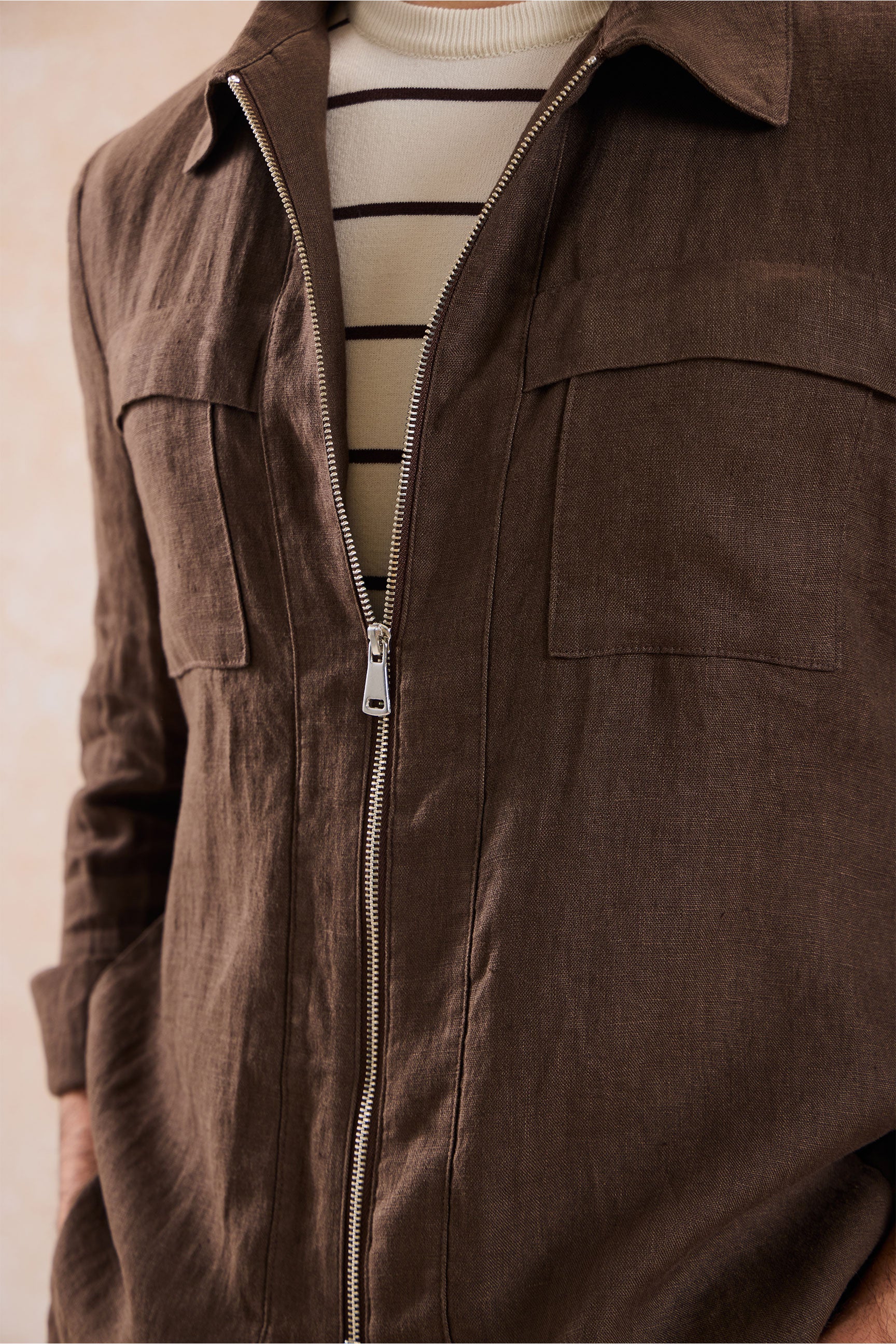 Conjunto de chaqueta de lino marrón con cremallera y pantalón beige para hombre, elegante e informal, ideal para el verano.