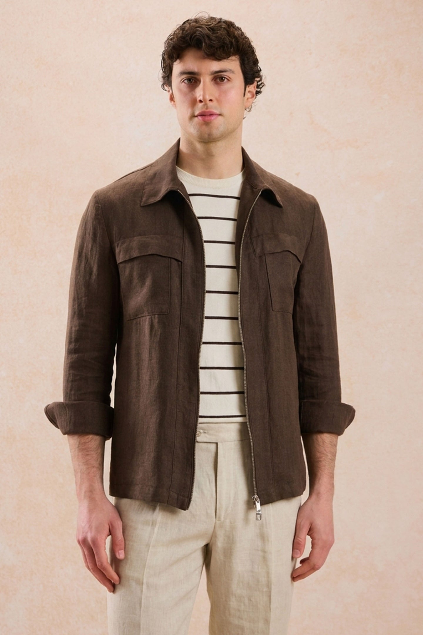 Conjunto de chaqueta de lino marrón con cremallera y pantalón beige para hombre, elegante e informal, ideal para el verano.