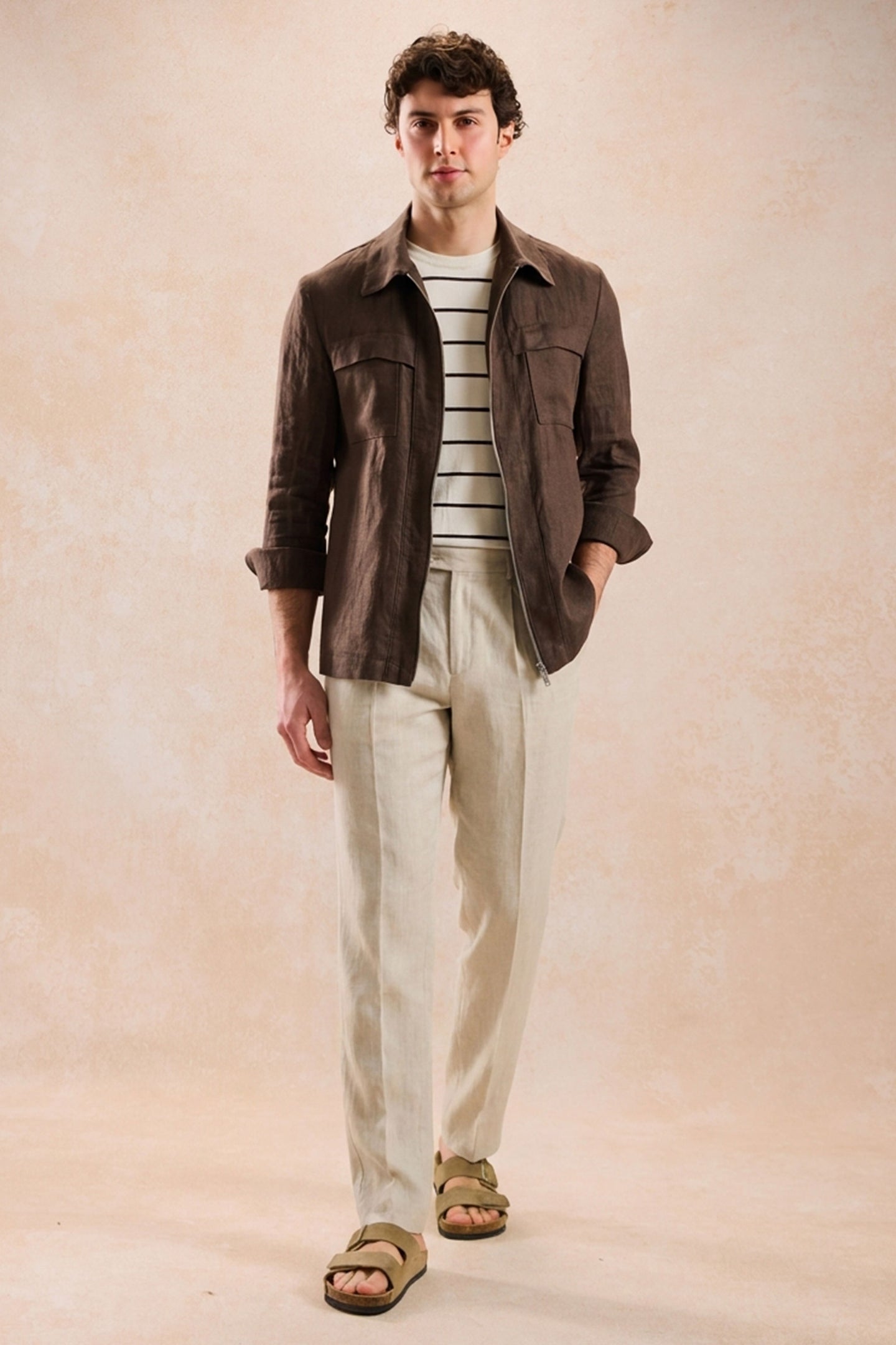 Conjunto de chaqueta de lino marrón con cremallera y pantalón beige para hombre, elegante e informal, ideal para el verano.