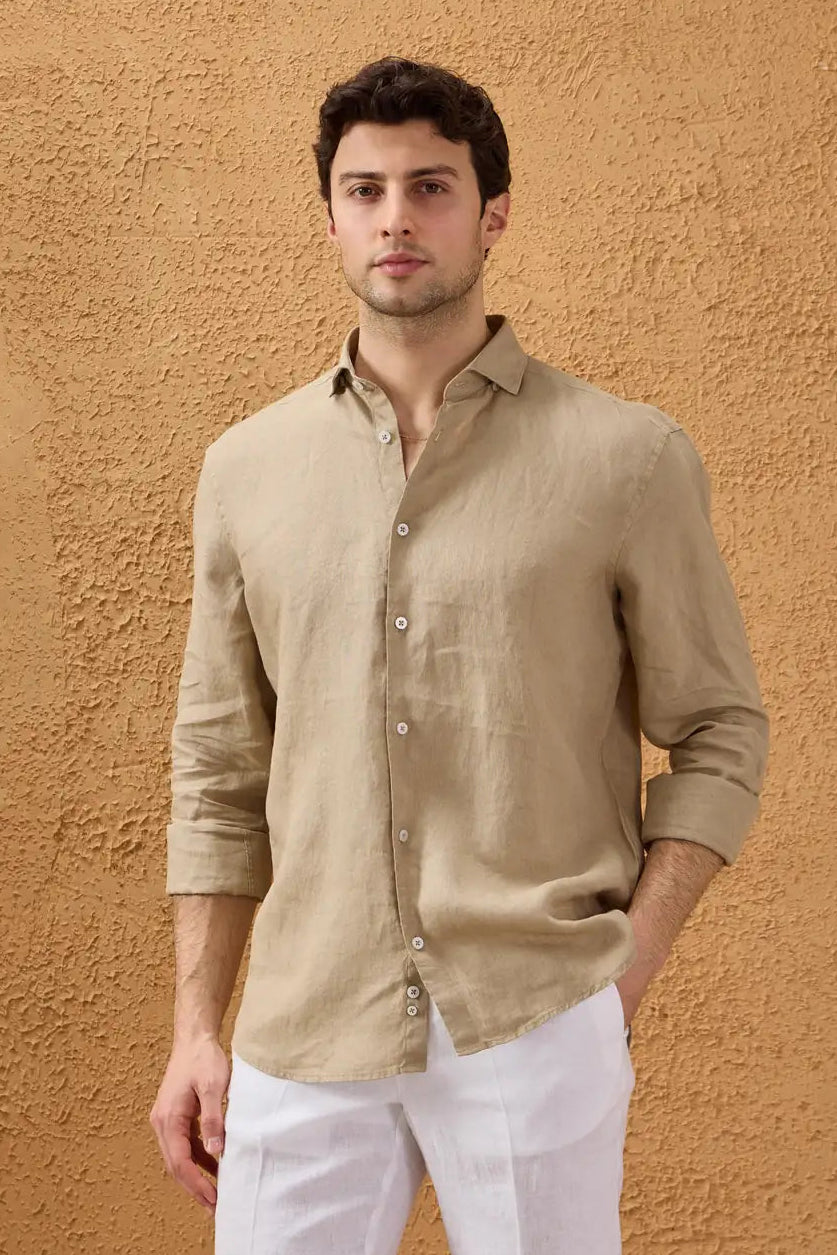 Camisa de hombre de lino puro color beige oscuro, manga larga, con botones, ideal para el verano.
