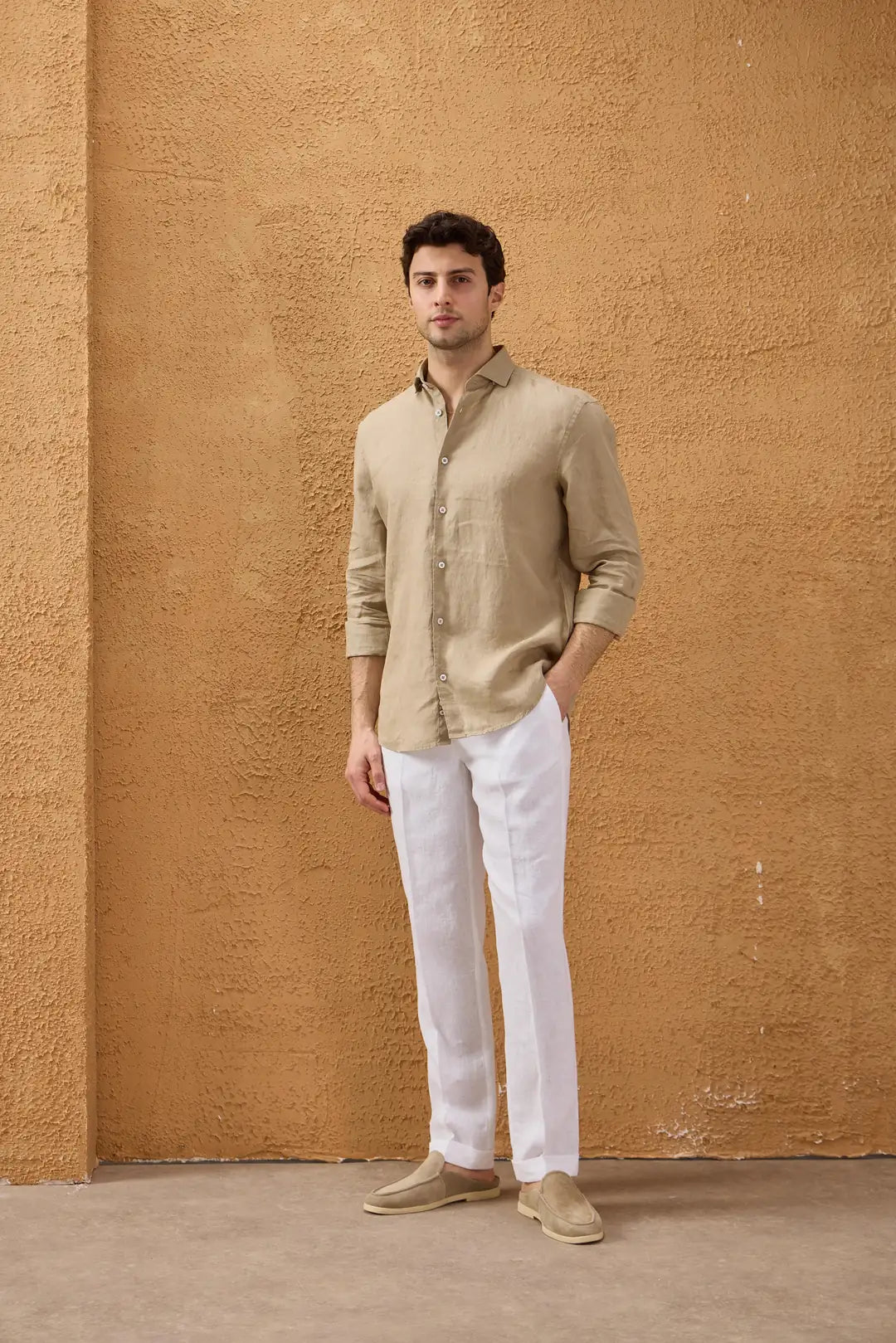 Camisa de hombre de lino puro color beige oscuro, manga larga, con botones, ideal para el verano.