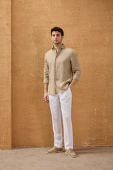 Camisa de hombre de lino puro color beige oscuro, manga larga, con botones, ideal para el verano.