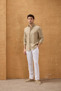 Camisa de hombre de lino puro color beige oscuro, manga larga, con botones, ideal para el verano.