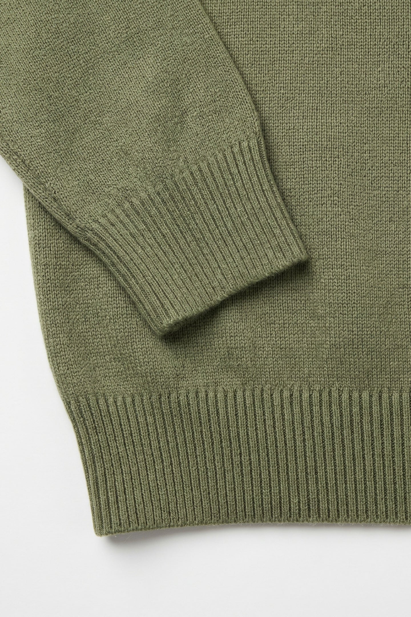 Jersey de punto verde de cuello redondo para hombre, corte regular.
