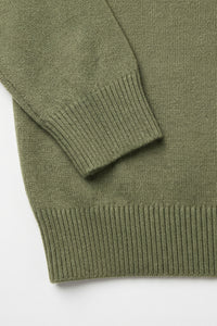 Jersey de punto verde de cuello redondo para hombre, corte regular.