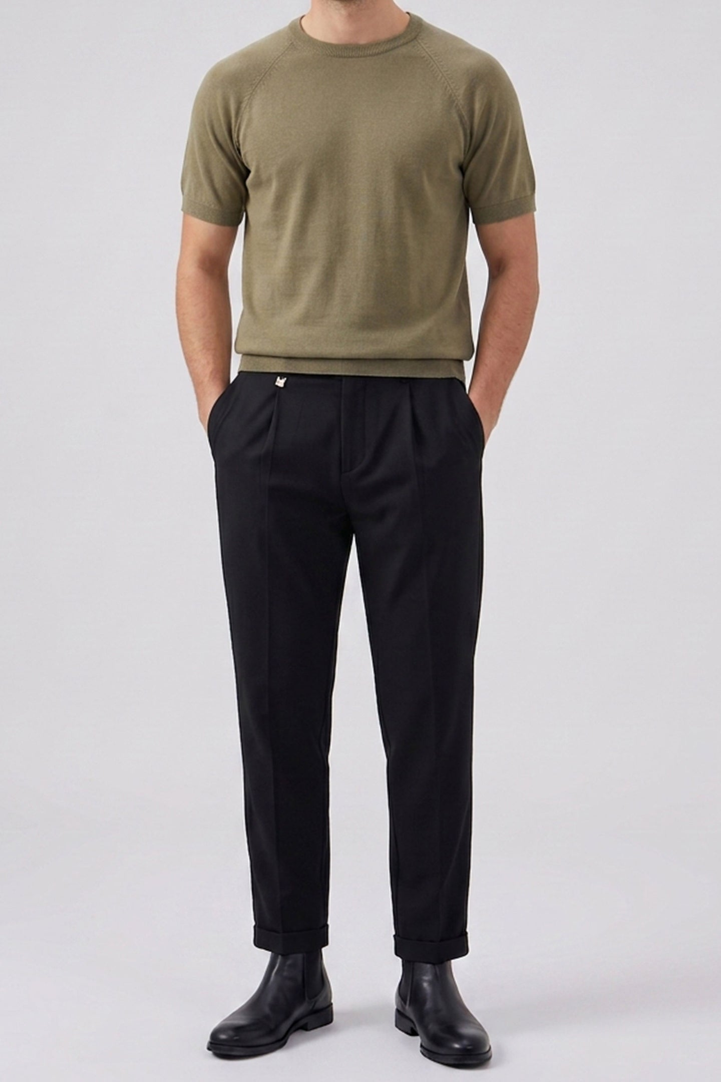 Camiseta clásica de punto color caqui para hombre, manga corta y cuello redondo.