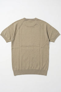 Camiseta clásica de punto color caqui para hombre, manga corta y cuello redondo.