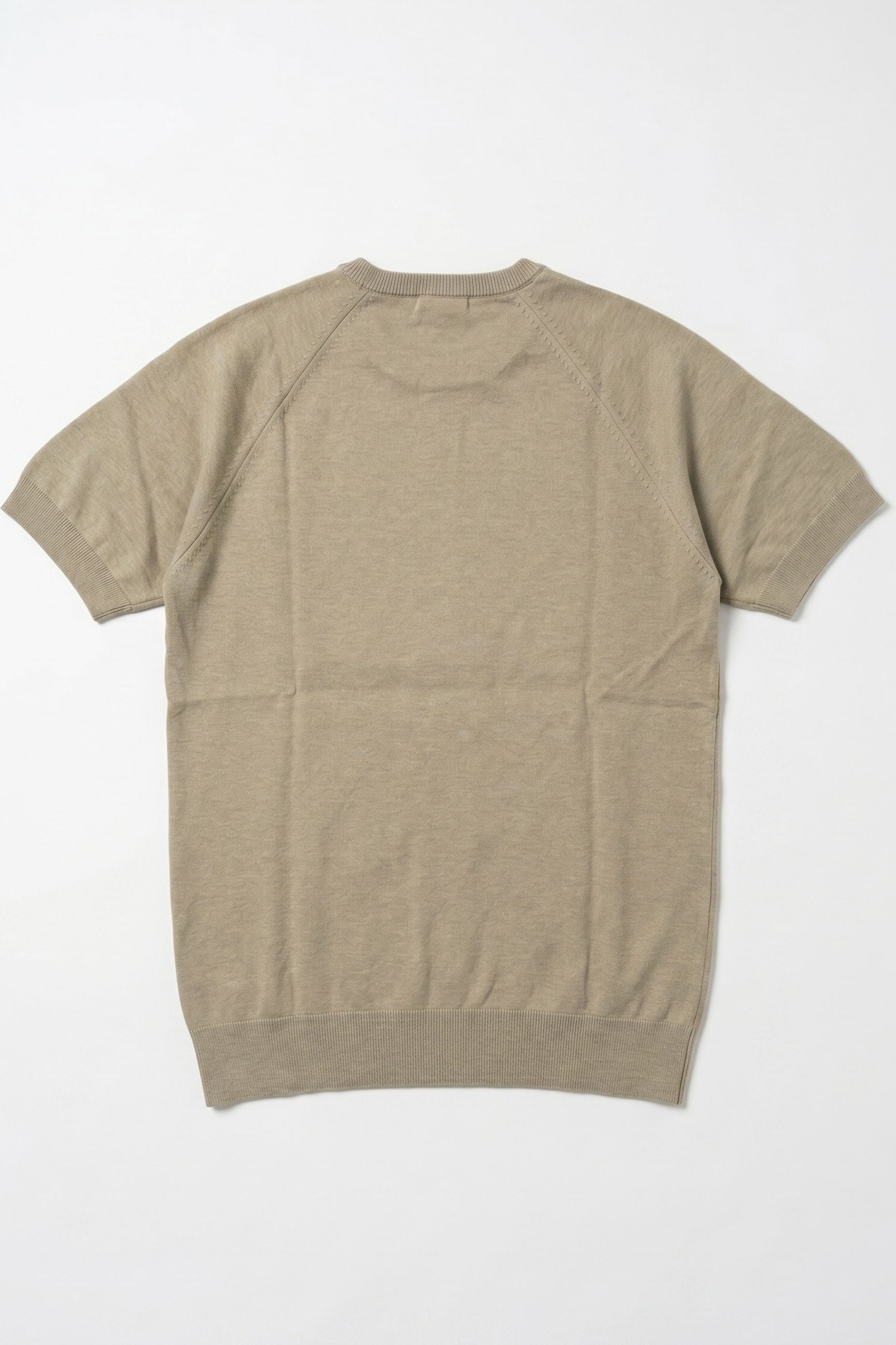 Camiseta clásica de punto color caqui para hombre, manga corta y cuello redondo.