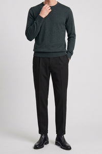 Jersey de punto azul marino para hombre, cuello redondo, corte regular.