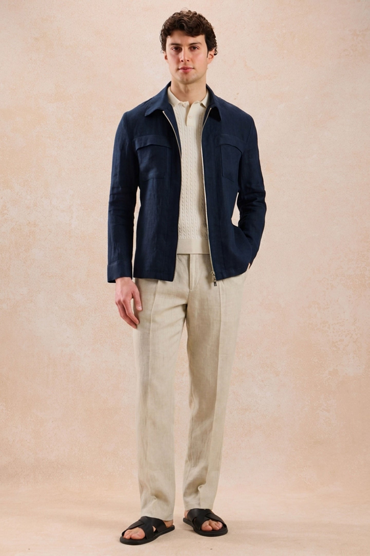Conjunto de chaqueta de lino azul marino con cremallera y pantalón beige para hombre. Atuendo elegante e informal de verano.