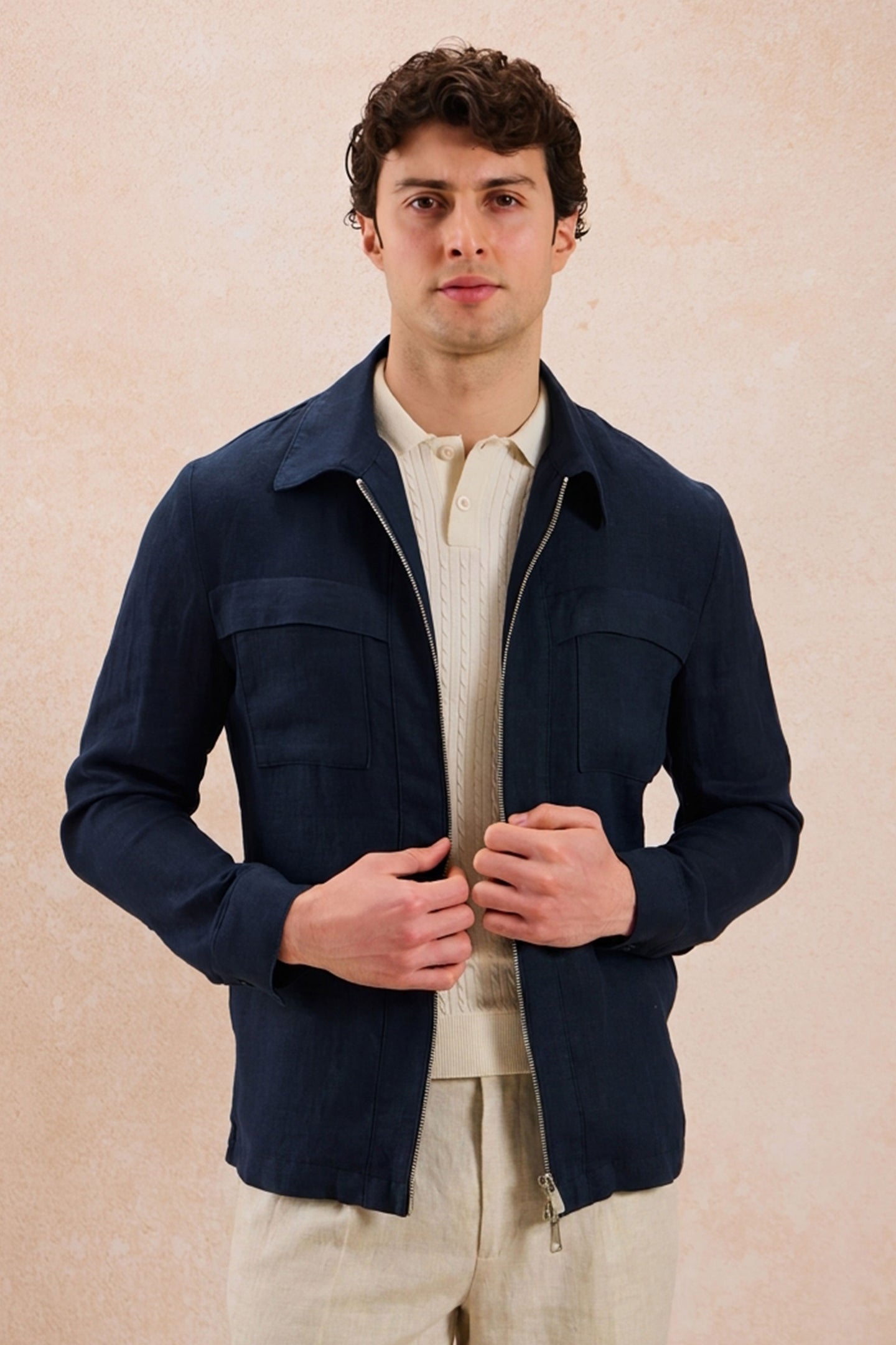 Conjunto de chaqueta de lino azul marino con cremallera y pantalón beige para hombre. Atuendo elegante e informal de verano.
