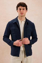 Conjunto de chaqueta de lino azul marino con cremallera y pantalón beige para hombre. Atuendo elegante e informal de verano.