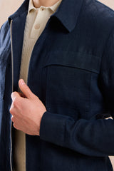 Conjunto de chaqueta de lino azul marino con cremallera y pantalón beige para hombre. Atuendo elegante e informal de verano.