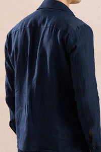 Conjunto de chaqueta de lino azul marino con cremallera y pantalón beige para hombre. Atuendo elegante e informal de verano.