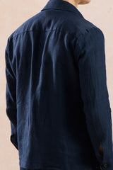 Conjunto de chaqueta de lino azul marino con cremallera y pantalón verde salvia para hombre. Atuendo elegante e informal de verano.