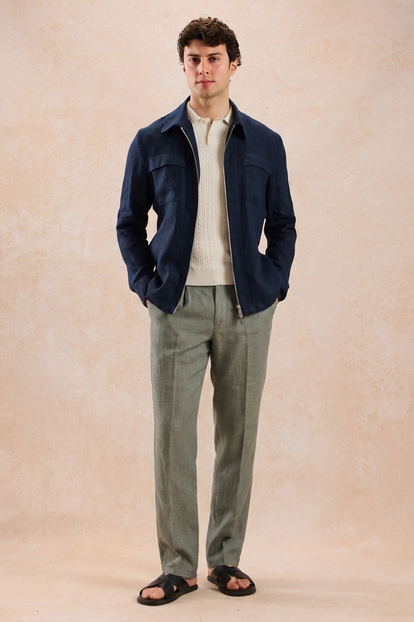 Conjunto de chaqueta de lino azul marino con cremallera y pantalón verde salvia para hombre. Atuendo elegante e informal de verano.