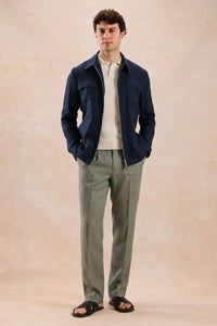 Conjunto de chaqueta de lino azul marino con cremallera y pantalón verde salvia para hombre. Atuendo elegante e informal de verano.
