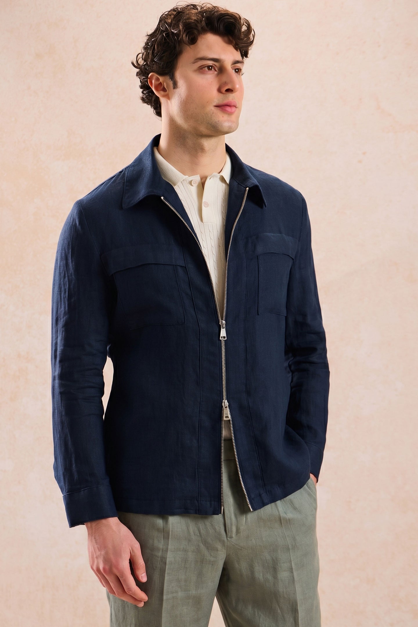 Conjunto de chaqueta de lino azul marino con cremallera y pantalón verde salvia para hombre. Atuendo elegante e informal de verano.