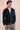 Conjunto de chaqueta de lino azul marino con cremallera y pantalón verde salvia para hombre. Atuendo elegante e informal de verano.