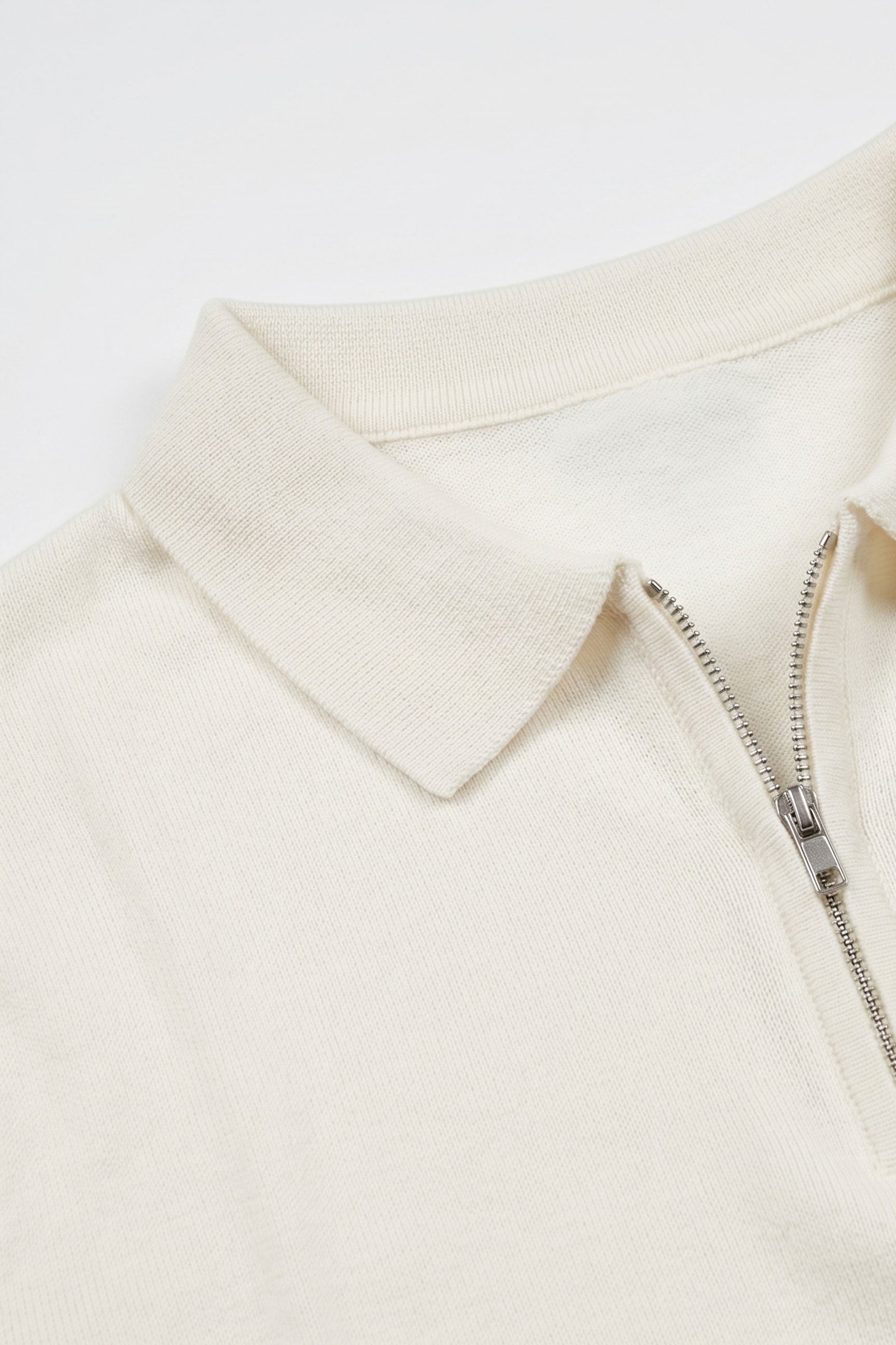 Polo de punto color blanco roto para hombre, cuello con cremallera, mezcla suave, manga corta.
