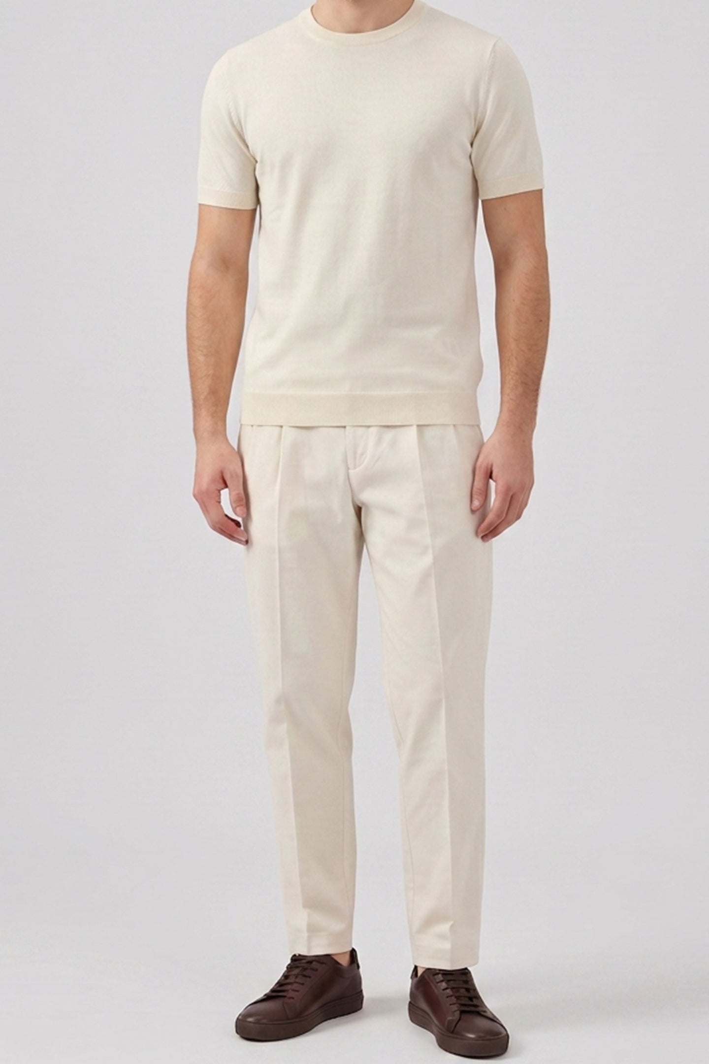 Camiseta de punto color blanco roto para hombre, corte regular, cuello redondo, manga corta.