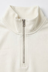 Sudadera de hombre color blanco roto con cremallera de un cuarto, mezcla de algodón y cuello alto.