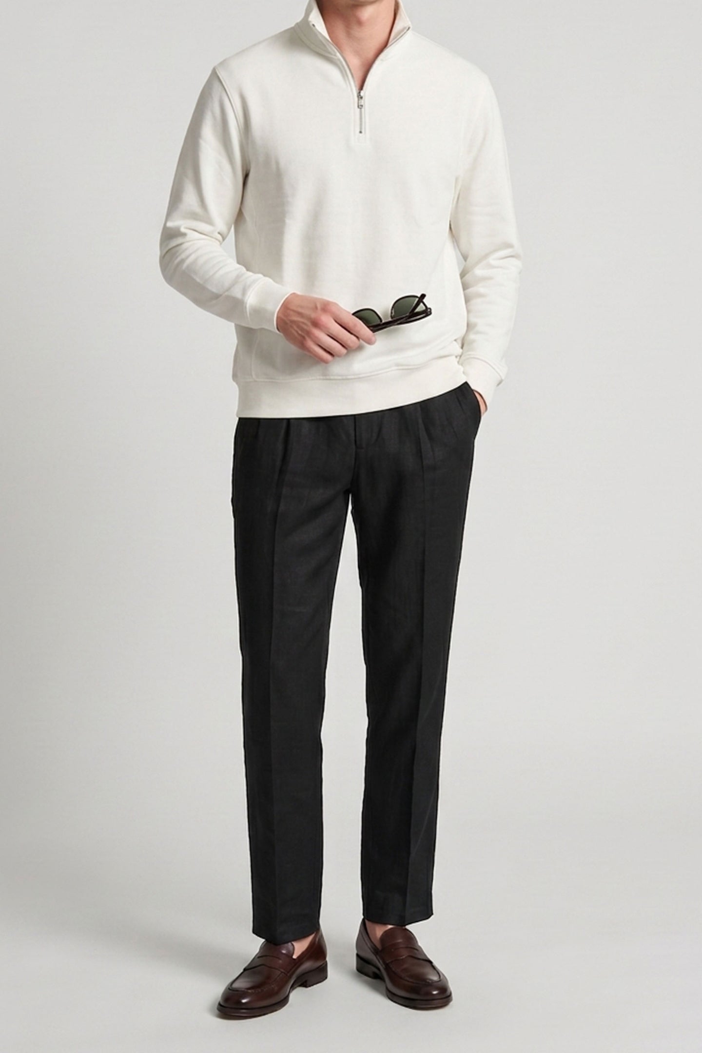 Sudadera de hombre color blanco roto con cremallera de un cuarto, mezcla de algodón y cuello alto.